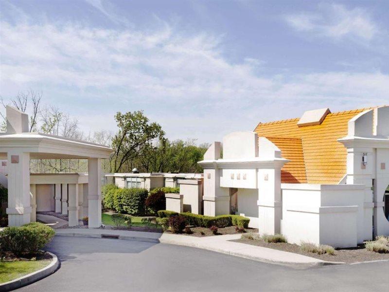 Howard Johnson By Wyndham Newburgh Exterior photo
