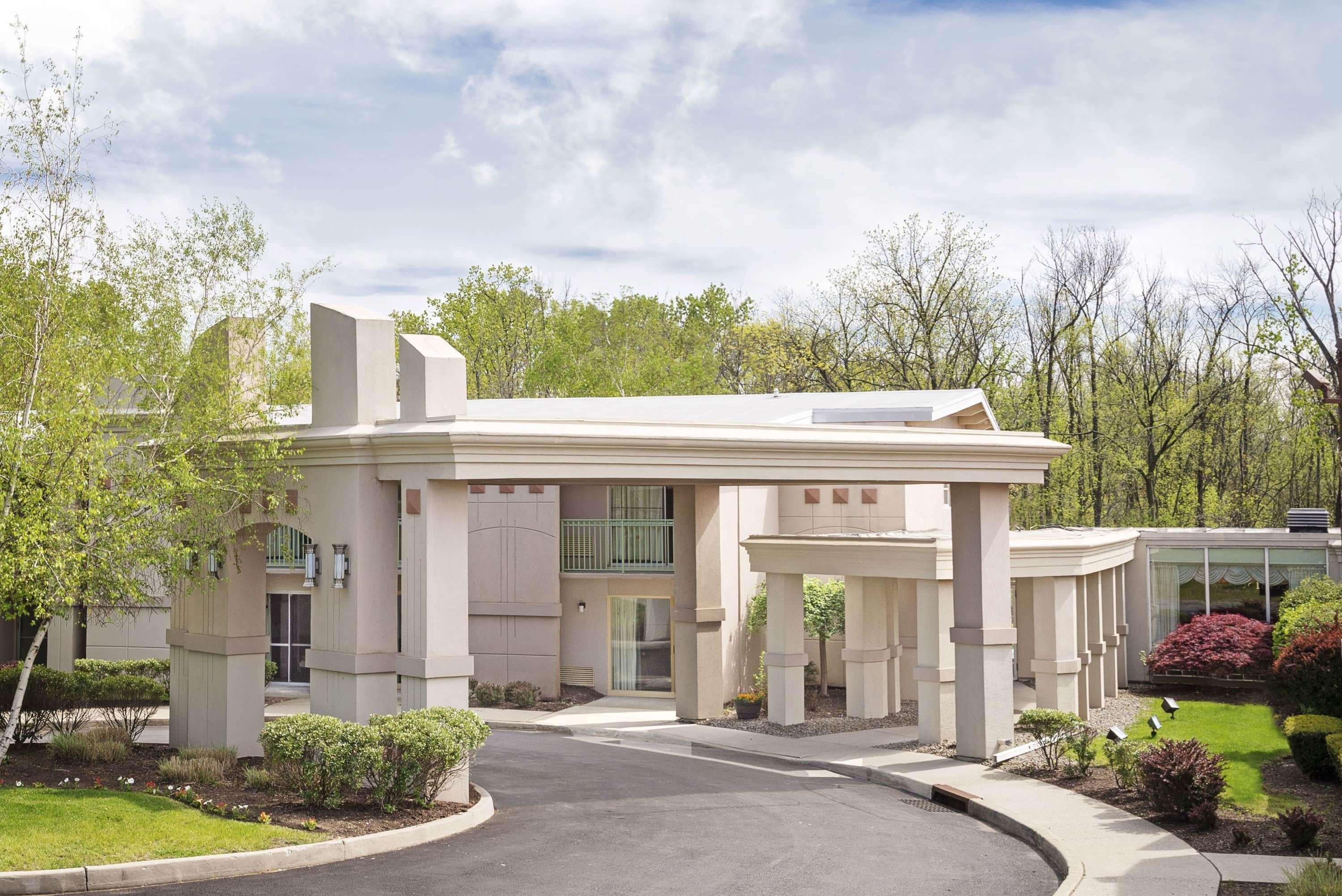 Howard Johnson By Wyndham Newburgh Exterior photo