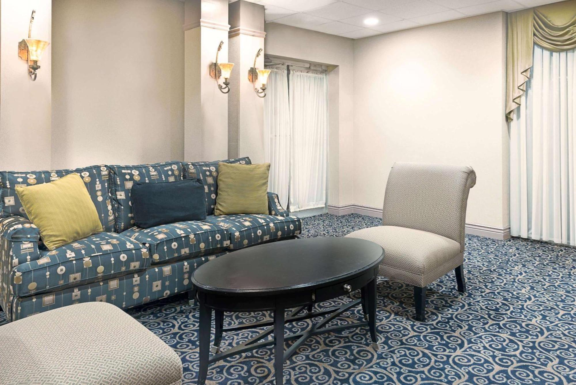Howard Johnson By Wyndham Newburgh Exterior photo