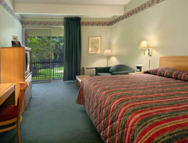 Howard Johnson By Wyndham Newburgh Exterior photo